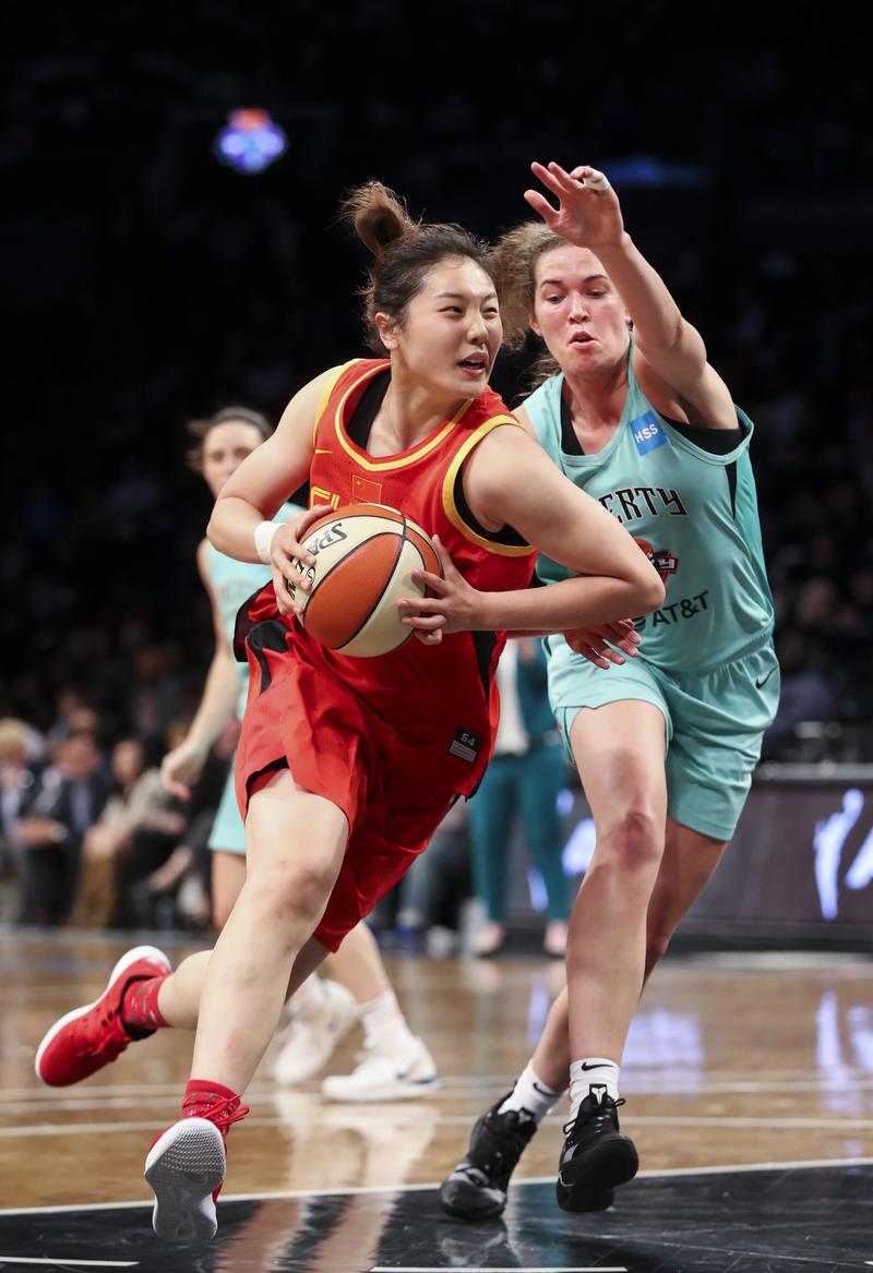 标题：🏀WNBA战报：斯图尔特空砍15+15&约内斯库三分12中2 阳光终结自由人8连胜