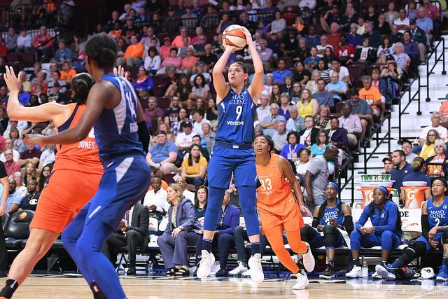 标题：WNBA：天空队主场气势一般，神秘人客场之旅首战出色！